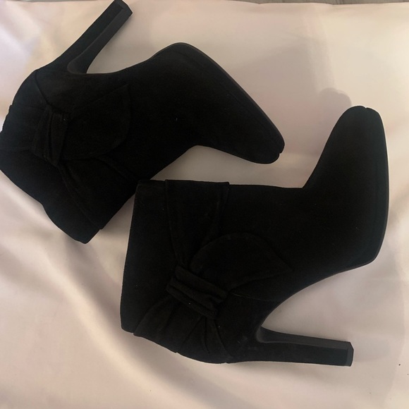 Gianni Bini Leather Suede Bootie With Bow on one Side . Zipper the other side. - Picture 8 of 8